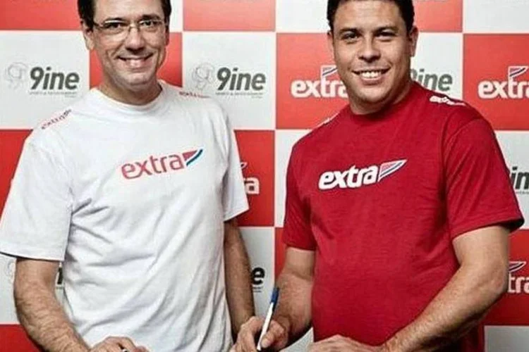 Ronaldo Nazario, assina contrato entre sua empresa, 9ine, e o Extra, representado por Eneas Pestana, presidente do Grupo Pao de Açúcar: lucro líquido do GPA Alimentar foi de 93,2 milhões de reais no período (Divulgação)