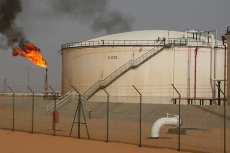 O barril de petróleo fechou na sexta-feira com cotação acima de 104 dólares em Nova York (Wikimedia Commons)