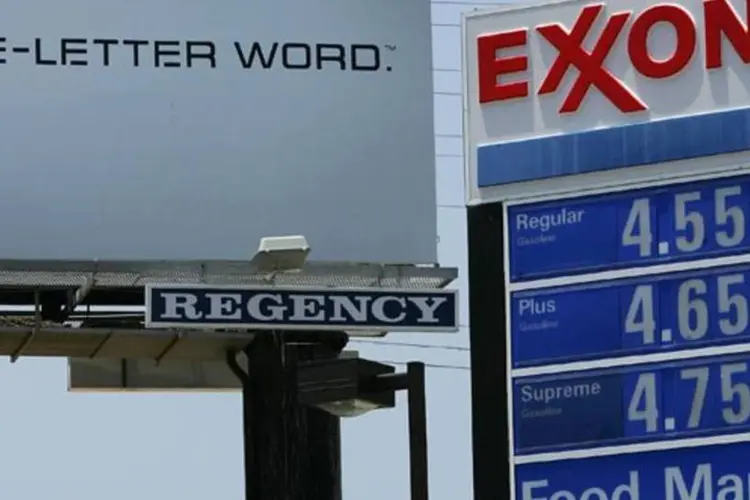 
	Logo da ExxonMobile: a receita diminuiu 3,3%, para US$ 110,86 bilh&otilde;es
 (David McNew/Getty Images)