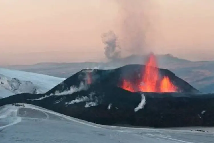 O vulcão islandês Eyjafjallajökull, que entrou em erupção no dia 14 de abril. (.)