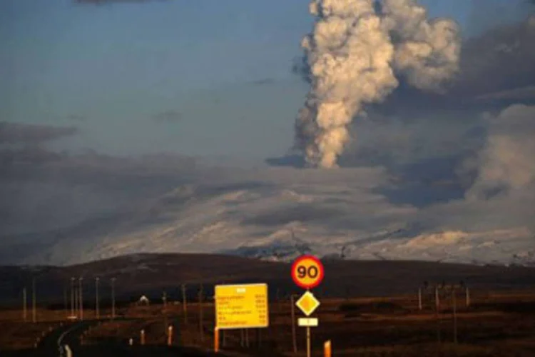 Erupção do vulcão Eyjafjallajökull, vista de Hella, Islândia (Emmanuel Dunand/AFP)
