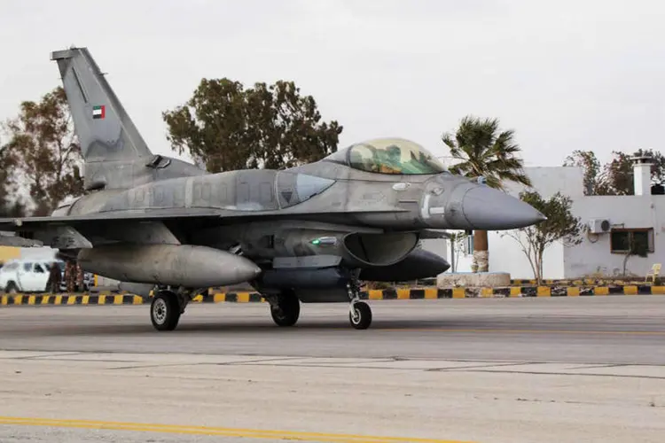 
	F-16 dos Emirados &Aacute;rabes Unidos: ca&ccedil;as alcan&ccedil;aram seus alvos e voltaram &agrave; base a salvo
 (Petra News Agency/Reuters)