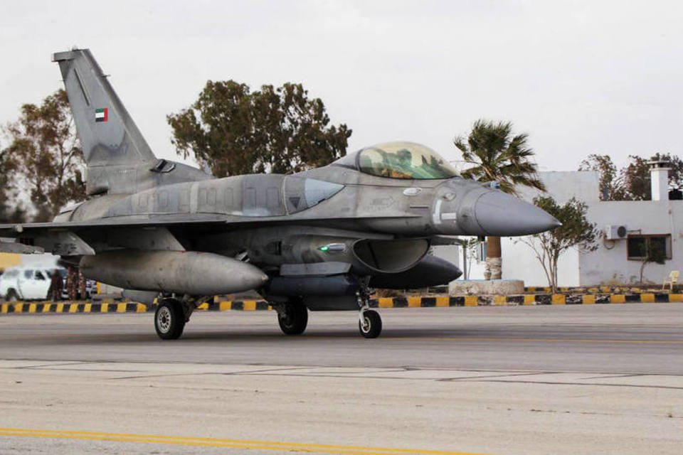 Emirados Árabes Unidos voltam a bombardear posições do EI
