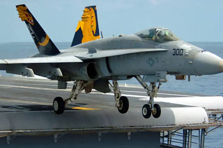 O F-18 Hornet tem versões diferentes para decolagem de porta-aviões (na foto) e para operação em aeródromos terrestres (Jonathan Chandler / US Navy)