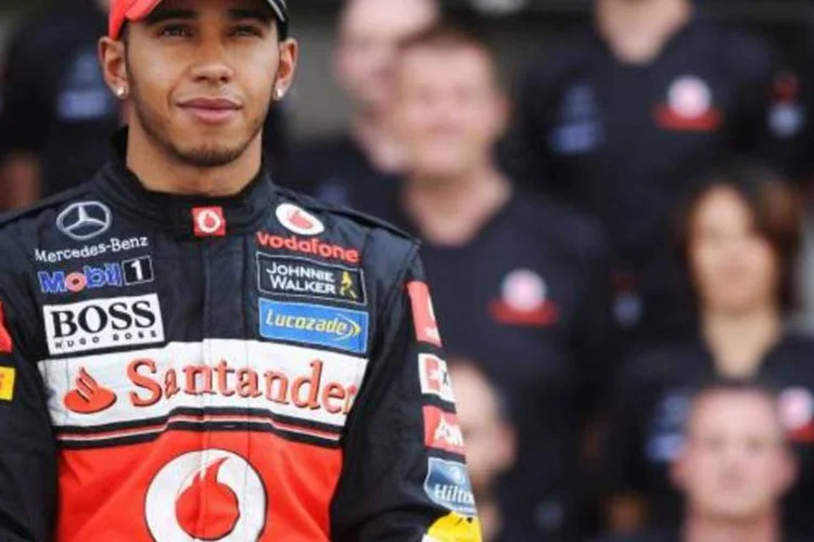 O piloto britânico Lewis Hamilton, da McLaren, posa para os fotógrafos no autódromo de Interlagos (Getty Images)