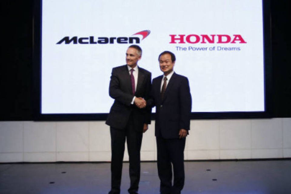 O presidente da Honda Takanobu Ito (D) aperta a mão do CEO da McLaren Martin Whitmarsh (REUTERS / Issei Kato)