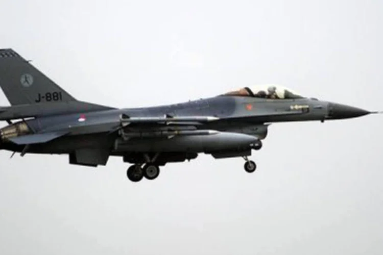 
	Avi&atilde;o F16: secret&aacute;rio americano da Defesa, Chuck Hagel, e seu hom&oacute;logo polon&ecirc;s, Tomasz Siemoniak, chegaram a um acordo sobre o envio de uma unidade da For&ccedil;a A&eacute;rea americana
 (©afp.com / Marcel Antonisse)