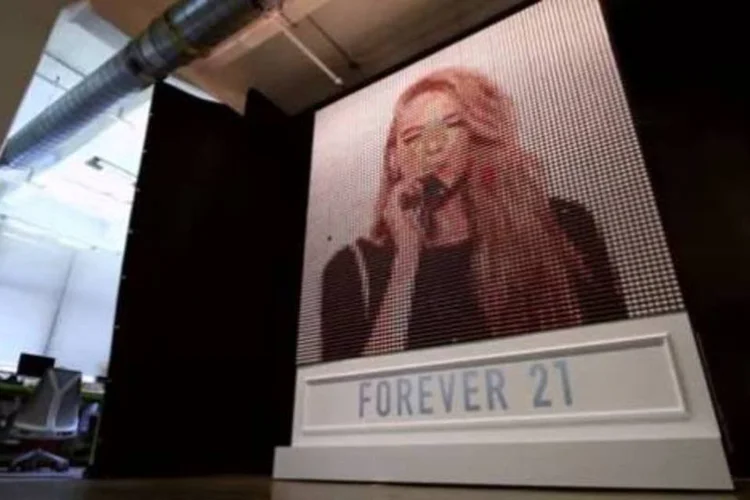 
	Consumidores podem ver suas pr&oacute;prias imagens pixeladas atrav&eacute;s da hashtag #F21ThreadScreen
 (Reprodução/YouTube)