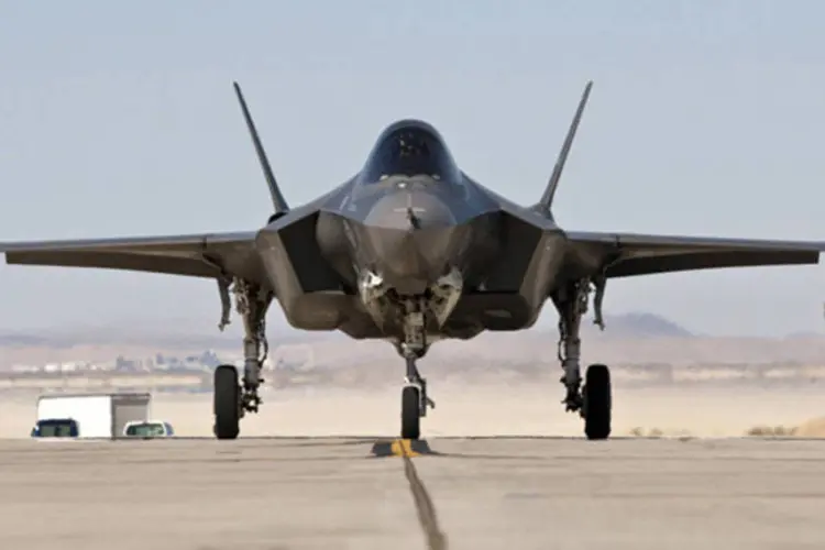 
	Ca&ccedil;a F-35: os avi&otilde;es come&ccedil;ar&atilde;o a ser entregues em 2018 e entrar&atilde;o em servi&ccedil;o em 2020
 (Bloomberg)