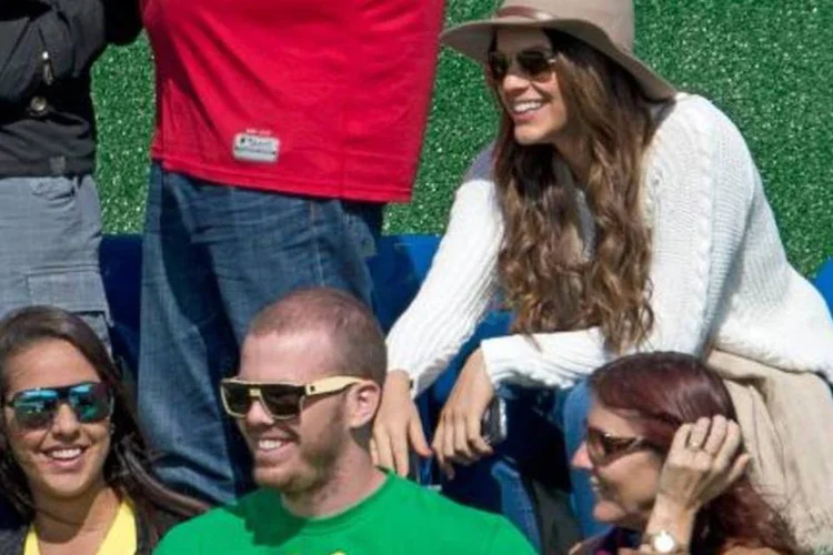 Bruna Marquezine assiste ao treino da seleção brasileira, em 1º de junho em Teresópolis (Afp.com / VANDERLEI ALMEIDA)