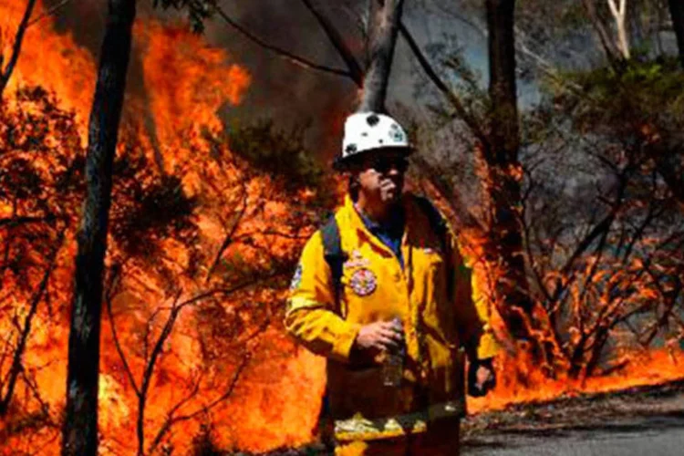 
	Inc&ecirc;ndio nas Montanhas Azuis, na regi&atilde;o de Sydney: dezenas de inc&ecirc;ndios foram controlados, mas 58 permaneciam ativos e 12 eram considerados fora de controle
 (WILLIAM WEST/AFP)