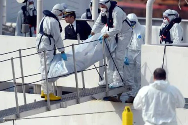 
	Guarda Costeira italiana retira corpos recuperados ap&oacute;s naufr&aacute;gio de barco com mais de 700 imigrantes na costa da L&iacute;bia
 (Afp.com / Matthew Mirabelli)