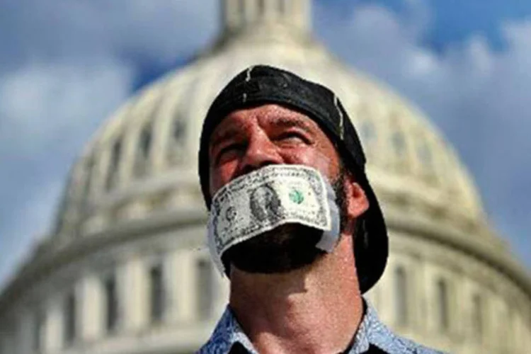 
	Americano protesta contra a paralisa&ccedil;&atilde;o, em frente ao Capit&oacute;lio, em Washington: os republicanos escolheram setores cuja paralisia provocou um esc&acirc;ndalo pol&iacute;tico
 (JEWEL SAMAD/AFP)