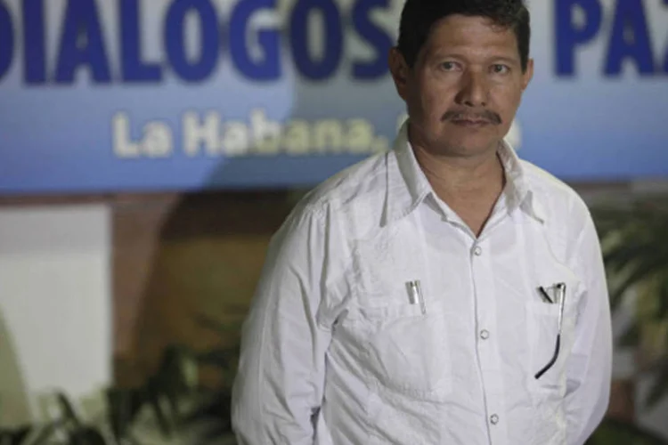 Fabián Ramírez, negociador das Farc, chega para as conversações de paz com o governo colombiano em Havana, Cuba (Enrique de la Osa/Reuters)