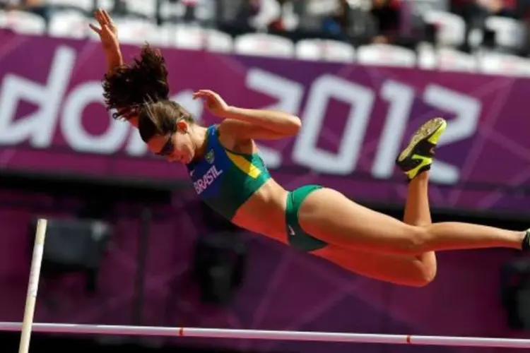 Fabina Murer caindo do salto com vara nas Olimpíadas (Phil Noble/Reuters)