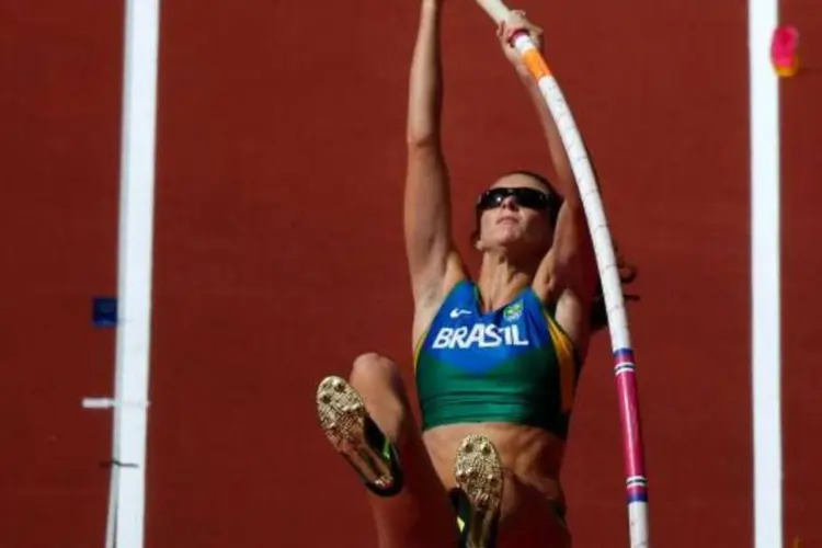 Fabiana Murer no salto com vara em Olimpíadas de 2012 (Mark Blinch/Reuters)