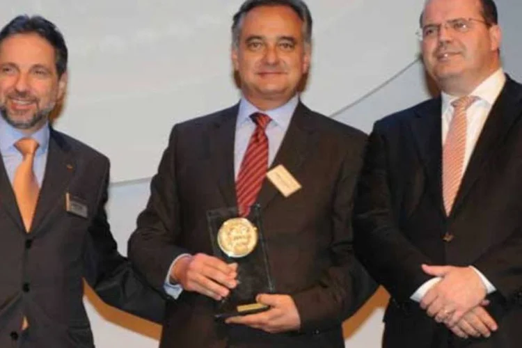 Jairo Mendes Leal (esq), presidente-executivo da Editora Abril, e Alexandre Tombini (dir), presidente do Banco Central, entregam o prêmio à Fábio Hering, presidente da Hering (EXAME)