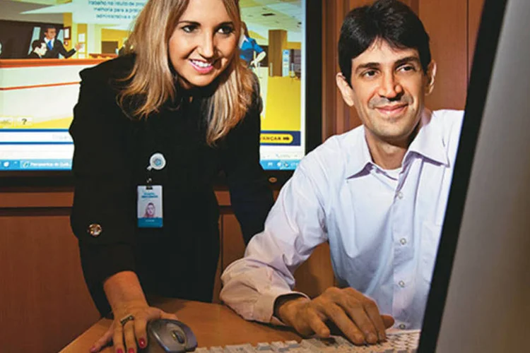 Fábio Patrus, do RH, e Karine Bachi Eduardo, auxiliar administrativa, entre o ambiente real e o virtual, desenhado para ensinar as normas de segurança do trabalho aos funcionários do Sírio-Libanês (Fabiano Accorsi)