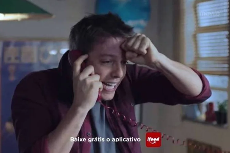 
	F&aacute;bio Porchat em campanha para o iFood, na qual ele se vinga de Judith, personagem de esquete da Porta dos Fundos
 (Reprodução)