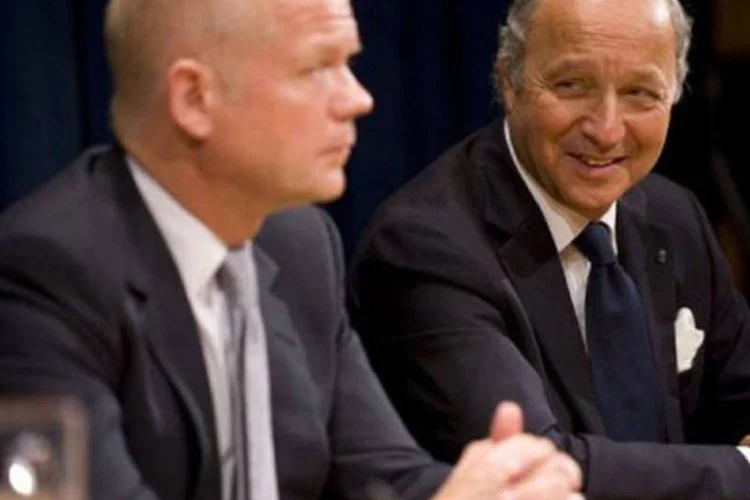 Laurent Fabius (d) e William Hague concedem uma entrevista coletiva sobre a Síria: os dois ministros anunciaram ajuda extra para o país (©AFP / Stephen Chernin)