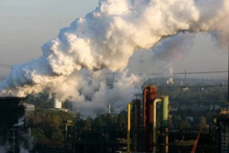 
	F&aacute;brica na Alemanha emite fuma&ccedil;a: no ritmo em que aumentam as emiss&otilde;es de CO2, a mais de 3% anuais entre 2000 e 2011, o aumento da temperatura pode superar 5&ordm;C em 2100
 (Patrik Stollarz/AFP)