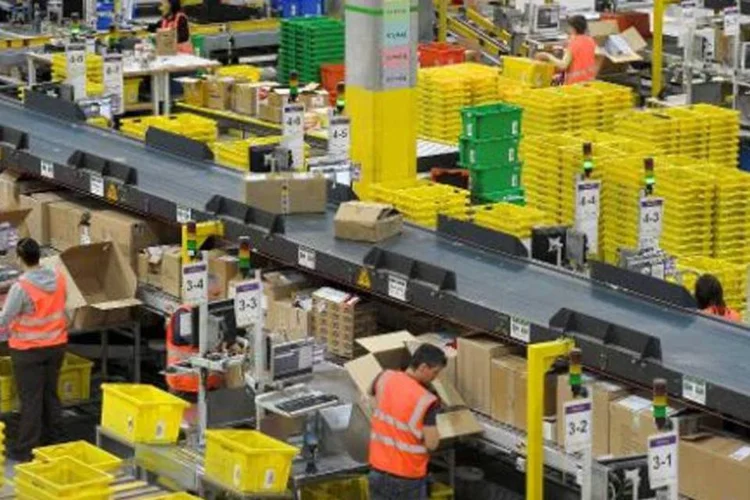 
	Trabalhadores de f&aacute;brica na Alemanha: produ&ccedil;&atilde;o avan&ccedil;ou 0,1 por cento na compara&ccedil;&atilde;o com novembro, liderada pelo setor manufatureiro, bem abaixo da previs&atilde;o de consenso para ganho de 0,4 por cento
 (Peter Endig/AFP)