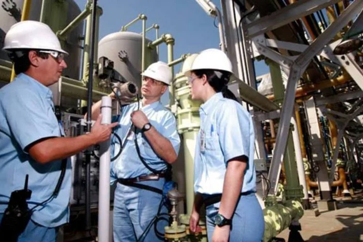 
	Ind&uacute;stria qu&iacute;mica: d&eacute;ficit comercial&nbsp;da ind&uacute;stria qu&iacute;mica j&aacute; soma US$ 29,6 bilh&otilde;es, 15% a mais do que apurado no acumulado dos 11 primeiros meses de 2012
 (Claudio Rossi/VOCÊ S/A)