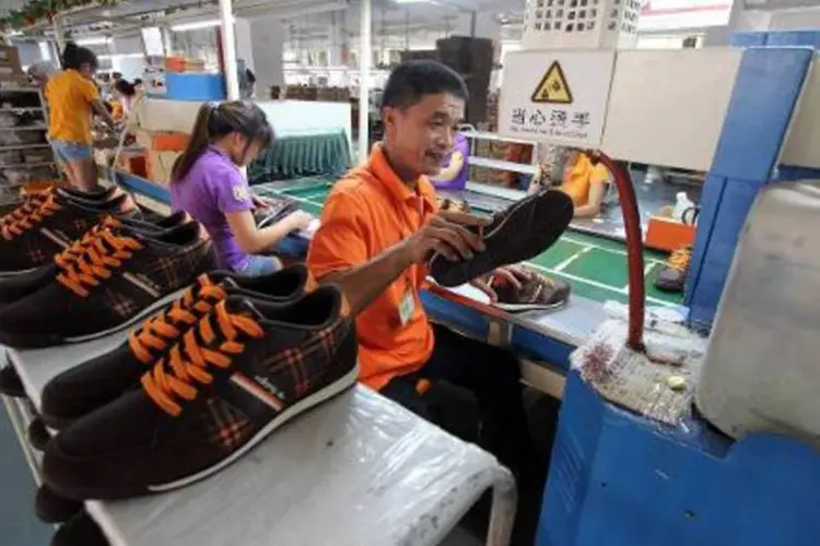 Trabalhadores de fábrica de sapatos em Jinjiang, no sul da China: grevistas exigem melhores salários e cobertura social (AFP)
