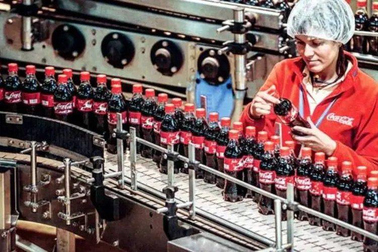 
	F&aacute;brica da Coca-Cola:&nbsp;ao inaugurar a primeira f&aacute;brica no sub&uacute;rbio de Yangon, a empresa disse que investir&aacute; U$200 milh&otilde;es nos pr&oacute;ximos cinco anos, criando 2.500 empregos diretos.
 (Shamukov Ruslan/LatinStock)