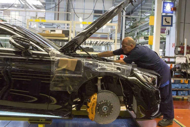 
	Mercedes-Benz: a empresa diz que, desde 2014, vem gerenciado o excesso de funcion&aacute;rios, que tem um custo elevado, e que a ociosidade atual &eacute; de quase 50%
 (Martin Leissl/Bloomberg)