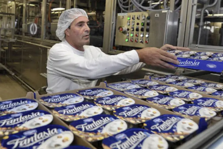 Trabalhar na linha de produção de iogurtes de uma fábrica da Danone em Rosenheim, na Alemanha (Guenter Schiffmann/Bloomberg)