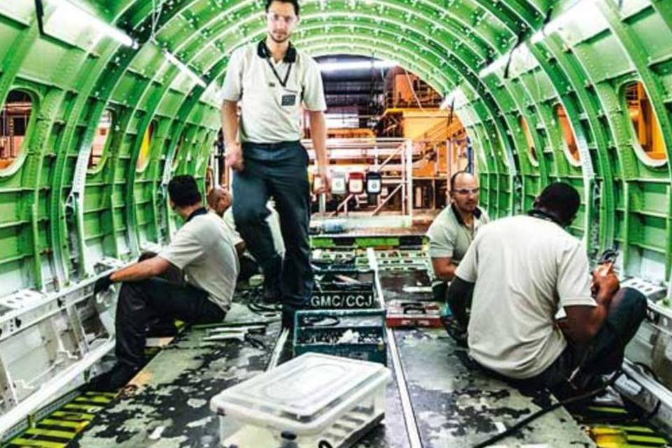 Funcionários da Embraer aprovam reajuste salarial