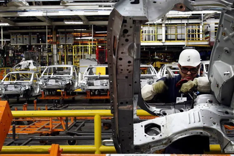 Trabalhador na linha de montagem da fábrica da GM em São Caetano do Sul (Dado Galdieri/Bloomberg)