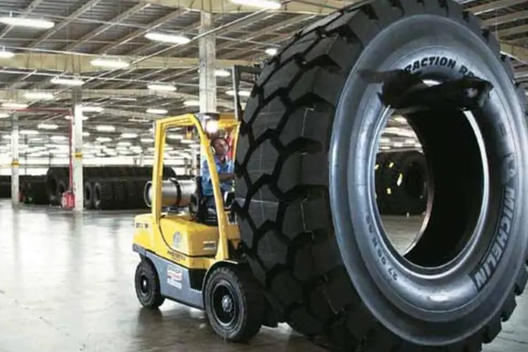 
	A produ&ccedil;&atilde;o de pneus para caminh&otilde;es ser&aacute; encerrada em Jou&eacute; em 2015, informou a Michelin nesta segunda-feira
 (Marcelo Correa/EXAME.com)
