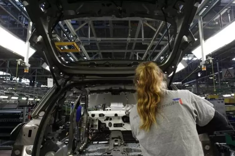 Trabalhadora na linha de montagem de um SUV na fábrica da PSA Peugeot Citroen, na França (Michele Tantussi/Getty Images)