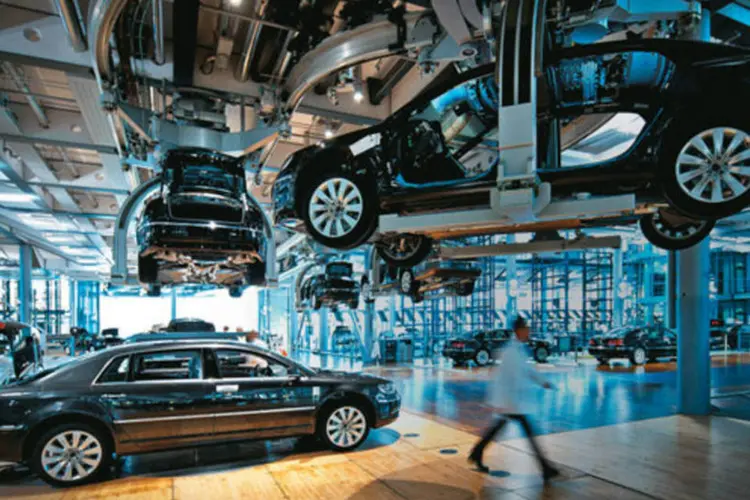 Fábrica da Volkswagen em Dresden, na Alemanha: faturamento da montadora cresceu 35% em cinco anos com a expansão das vendas globais (Oliver Killig/EXAME.com)