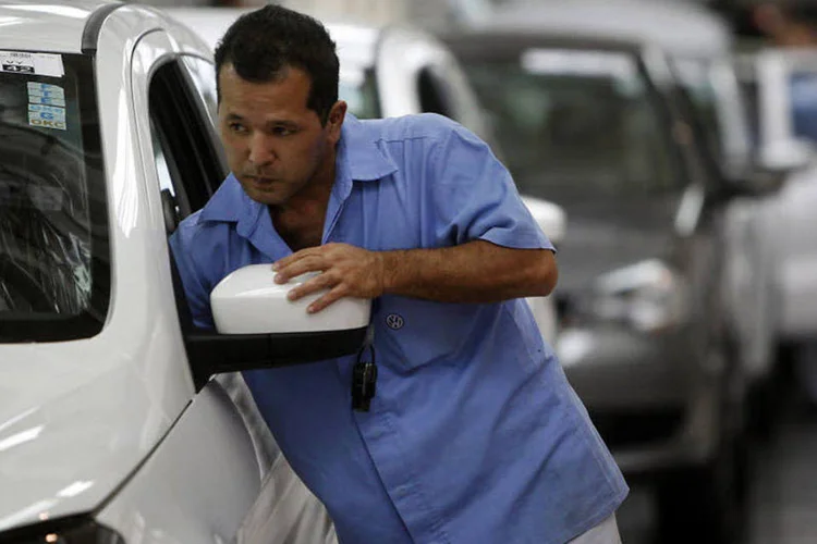 
	Oper&aacute;rio na linha de montagem do Gol, na f&aacute;brica da Volkswagen em S&atilde;o Bernardo: a medida &eacute; um mecanismo para ajustar produ&ccedil;&atilde;o &agrave; baixa demanda por ve&iacute;culos novos
 (Dado Galdieri/Bloomberg)