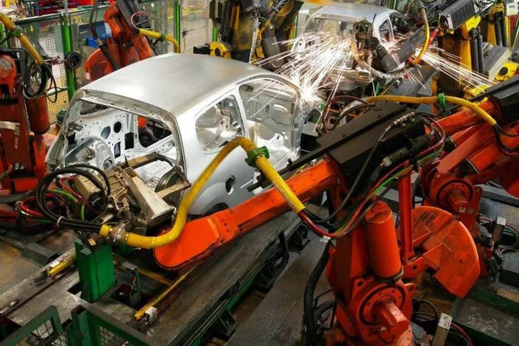fábrica-de-carros (Thinkstock/supergenijalac)
