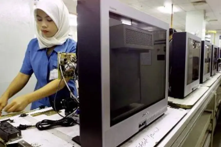Mulher em fábrica de eletrônicos: essa indústria é peça chave da economia da Malásia (Jimin Lai/AFP)