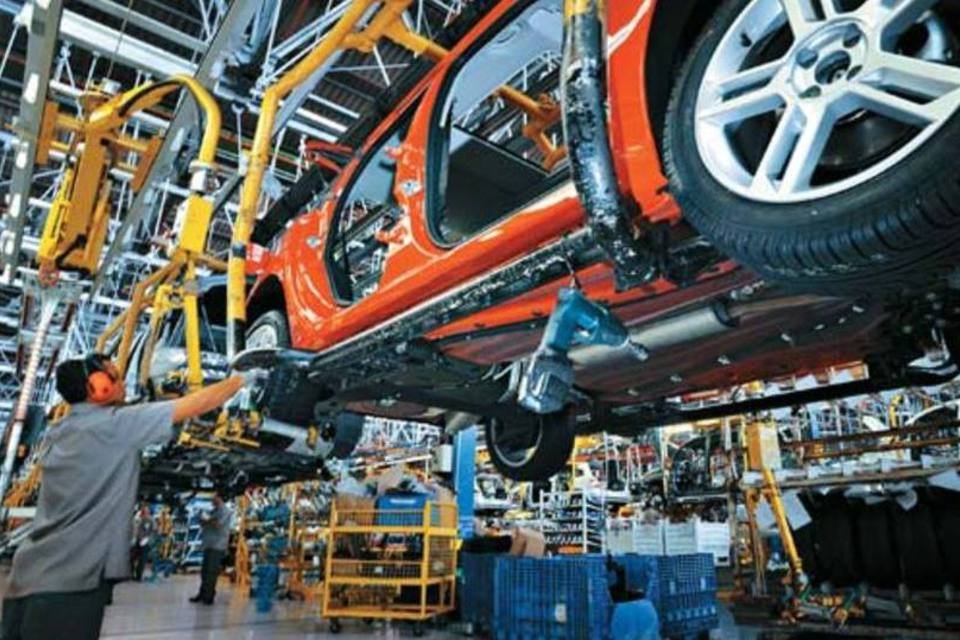 Queda da indústria automotiva puxa recuo da produção industrial