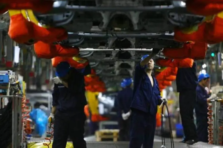Fábrica de automóveis na China: país revisou pela segunda vez PIB de 2009 (China Photos/Getty Images)
