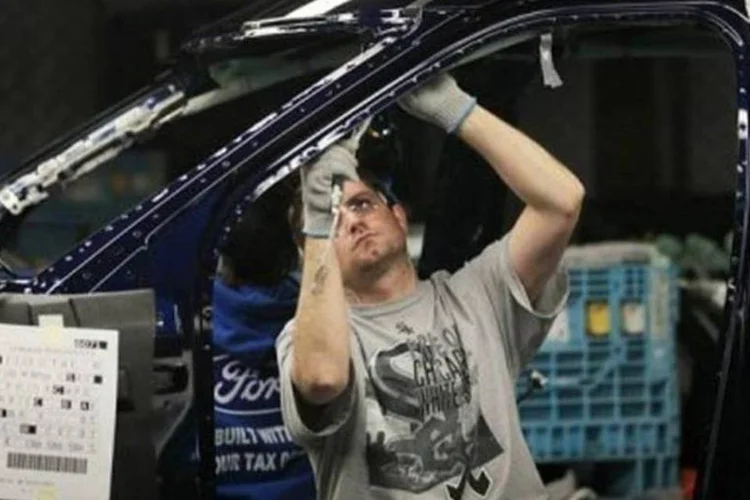 
	F&aacute;brica em Chicago: Instituto de Gest&atilde;o de Fornecimento informou que seu &iacute;ndice de atividade industrial nacional caiu para 49,0, ante 50,7 em abril
 (AFP/Getty Images / Scott Olson)