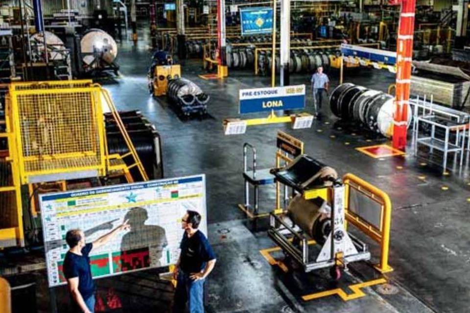 Produção industrial recua em novembro após alta em outubro