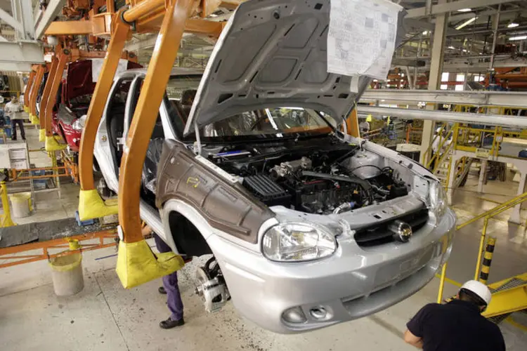 Linha de produção da Chevrolet em uma fábrica de Rosario, na Argentina (Diego Giudice/Bloomberg News)
