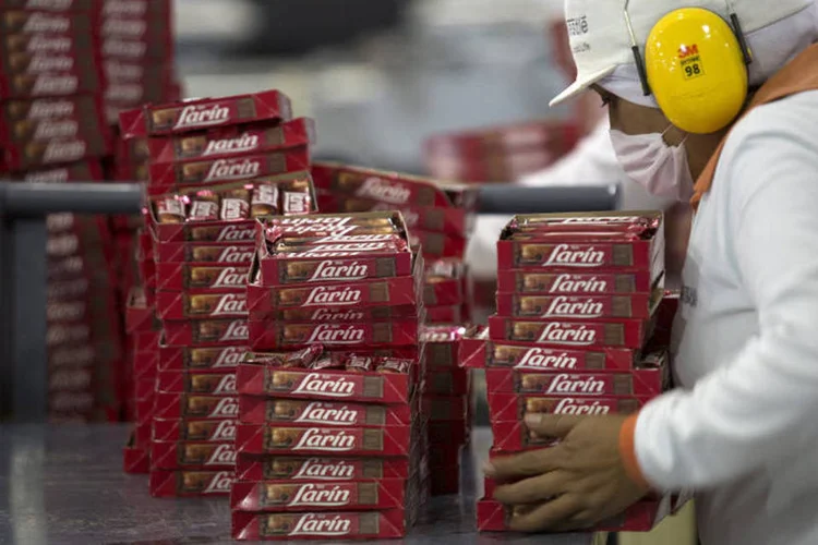 
	F&aacute;brica da Nestl&eacute;: segundo a companhia, o desempenho foi impactado no terceiro trimestre por problemas com seguran&ccedil;a alimentar na &Iacute;ndia e pelo fortalecimento do franco-su&iacute;&ccedil;o
 (Susana Gonzalez/Bloomberg)