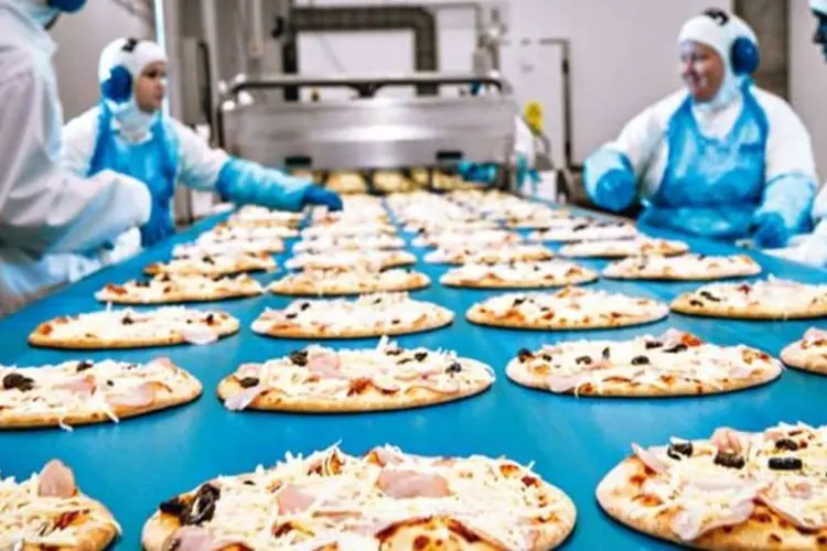 
	F&aacute;brica de pizzas da BRF: companhia anunciou na v&eacute;spera que teve lucro l&iacute;quido de 462 milh&otilde;es de reais no primeiro trimestre de 2015
 (Germano Lüders/EXAME)