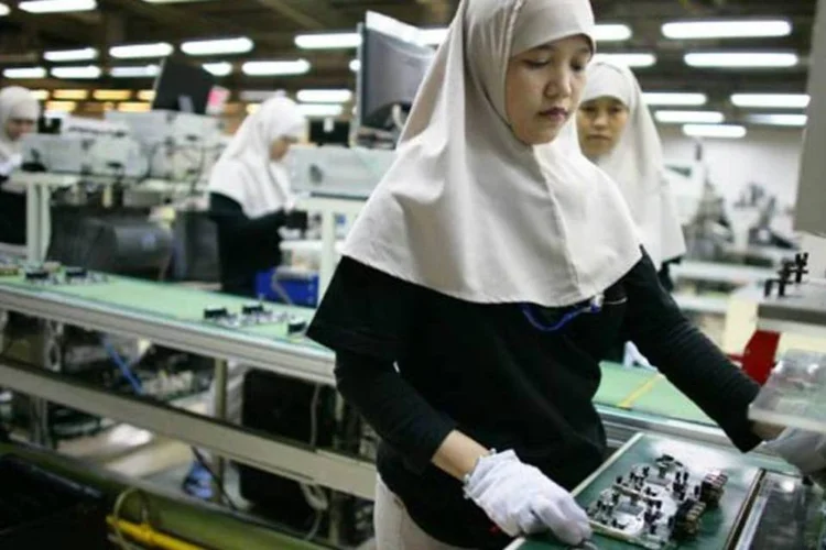 Fábrica da Samsung, na Ásia: de produtora de vegetais e peixes em conserva nos anos 40, a Samsung se transformou na maior fabricante de tecnologia do mundo em faturamento  (Dimas Ardian/Getty Images)