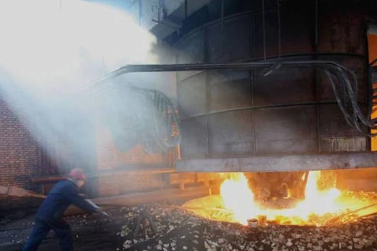 
	F&aacute;brica de sil&iacute;cio: a pol&iacute;cia e os bombeiros averiguam agora as causas do acidente na f&aacute;brica que produz sil&iacute;cio para a fabrica&ccedil;&atilde;o de semicondutores
 (China Photos/Getty Images)