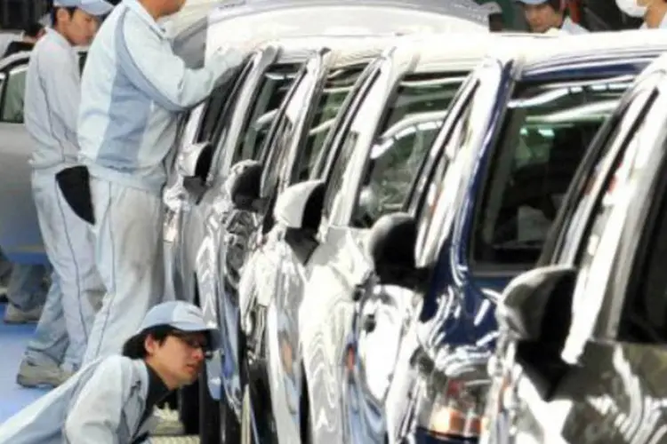 Trabalhadores em uma fábrica de carro na Toyota: empresa fabricou 10,12 milhões de veículos ano passado (Oshikazu Tsuno/AFP/AFP)