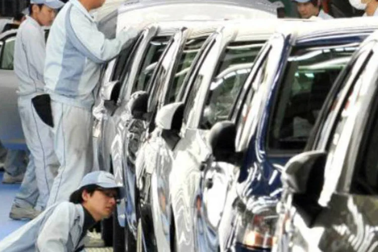 
	Trabalhadores em uma f&aacute;brica de carro na Toyota: a maior montadora do mundo em volume de vendas disse que construir&aacute; uma f&aacute;brica de 1 bilh&atilde;o de d&oacute;lares
 (Oshikazu Tsuno/AFP)